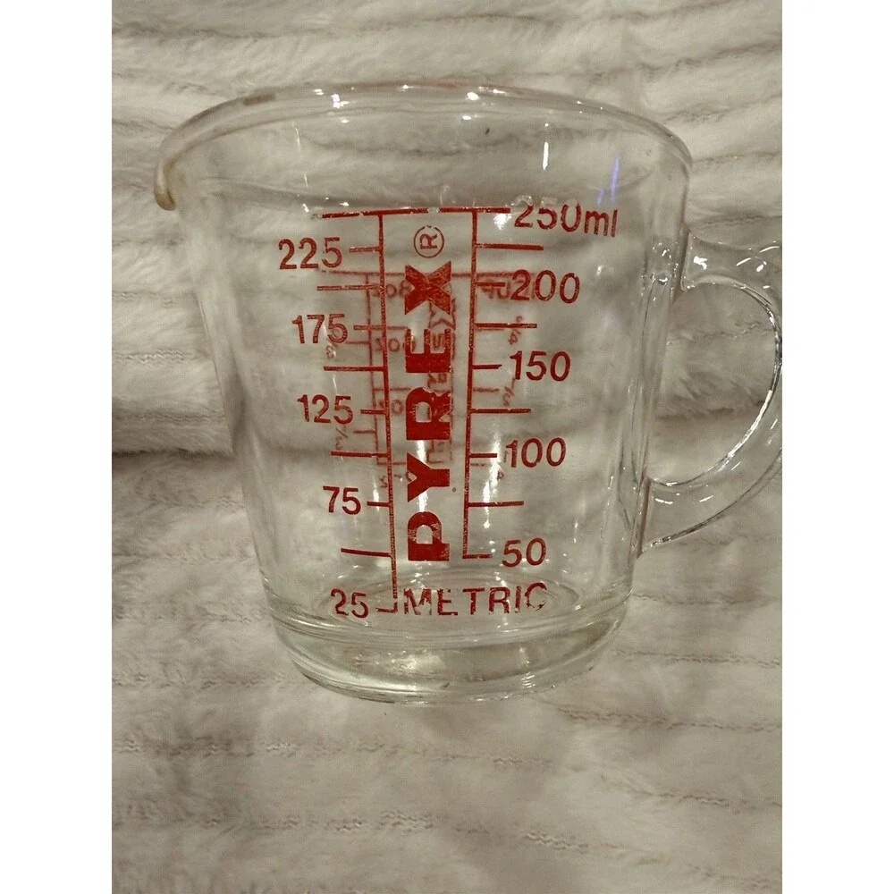 Pyrex Measuring Cup 508 1 Cup Red Lettering Closed D Handle USA Vintage